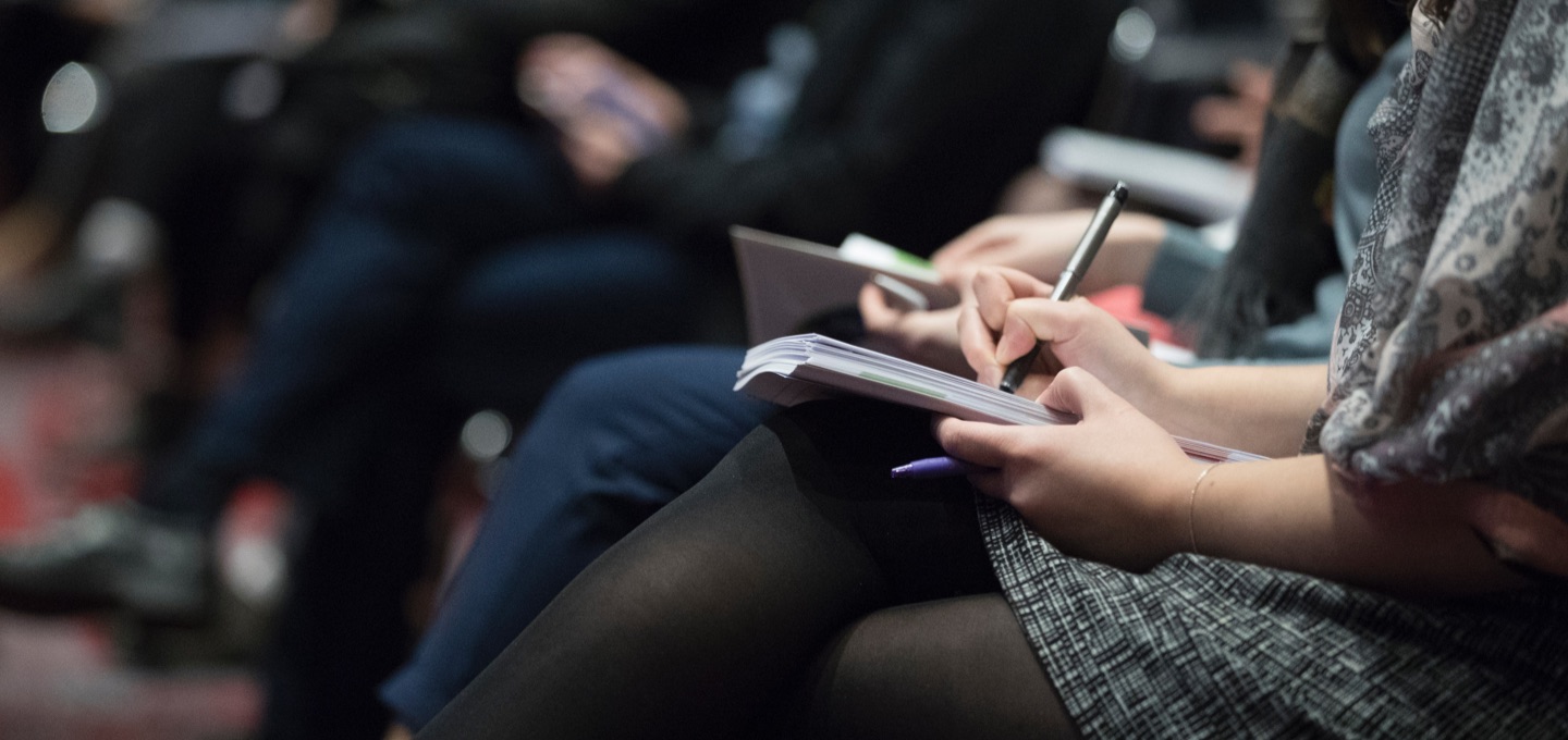 Person macht Notizen