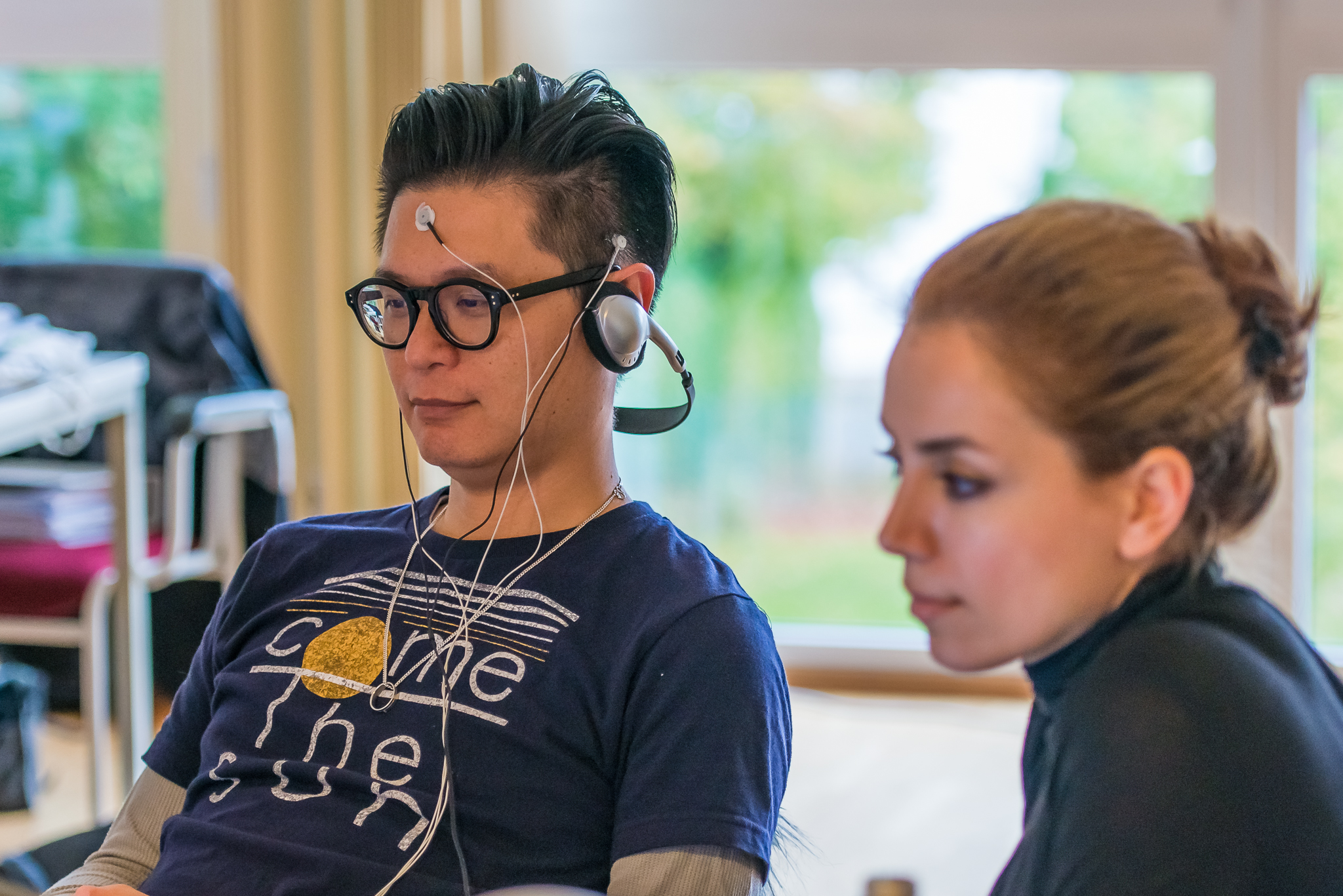 Ein Mann hat Elektroden angeklebt 