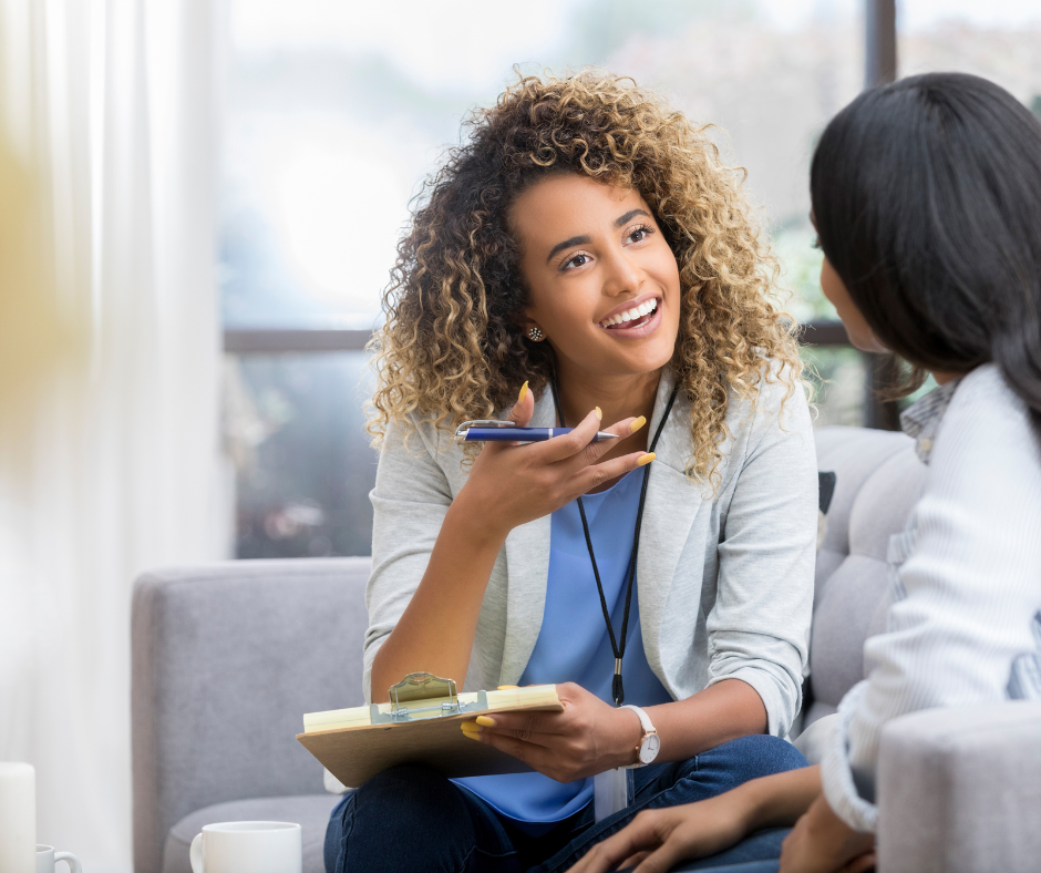 Eine junge Therapeutin spricht mit einer Patientin